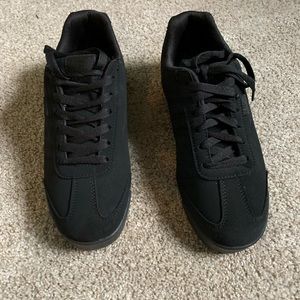 never worn black fila shoes, perfect for walking around in.
